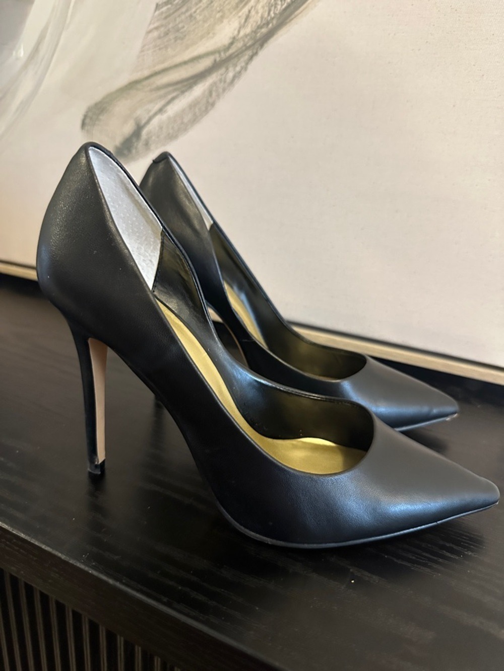 Guess Gelexi Classic Women's Black Leather Pointed-Toe Stiletto Pump